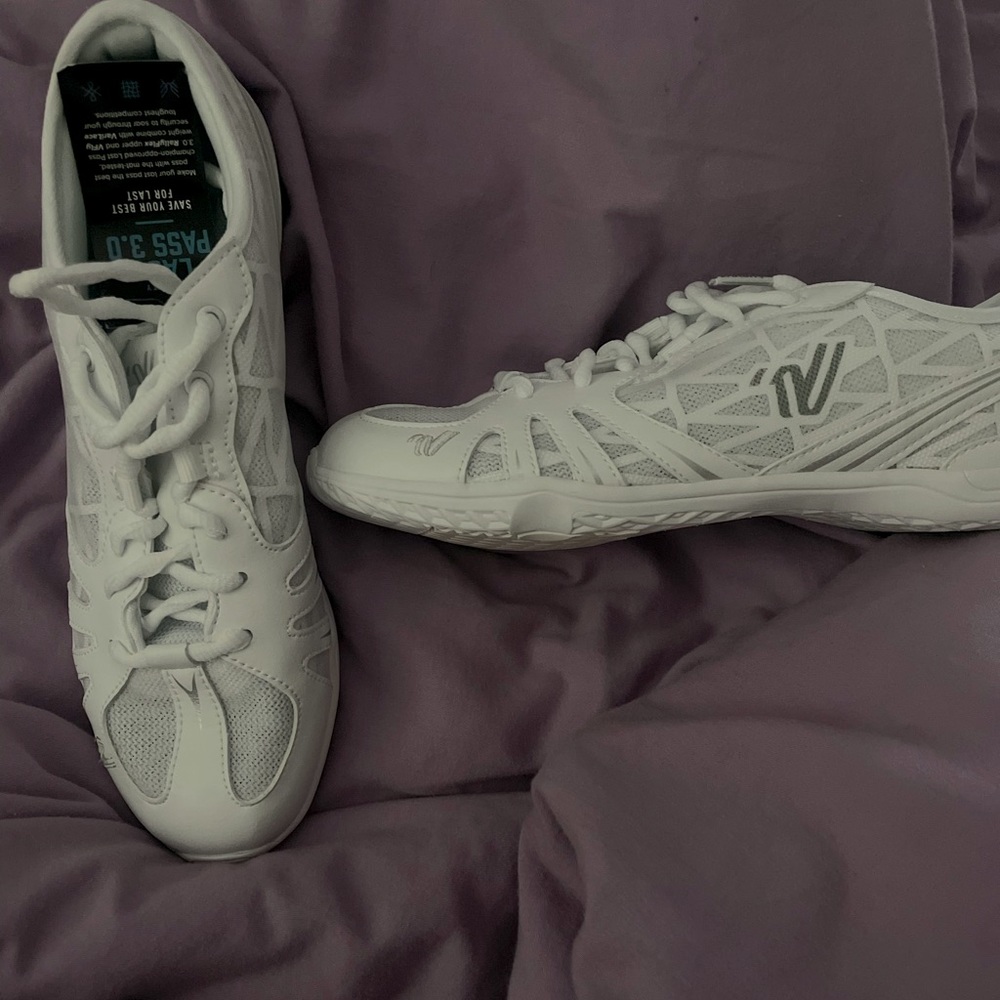 ⚡️NEW⚡️ with BAG/TAGS!! SIZE 8.5 VARISTY CHEER SHOES!!